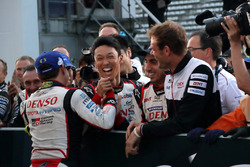 レース後、握手を交わす小林可夢偉と中嶋一貴(Kamui Kobayashi & Kazuki Nakajima)