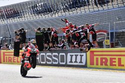 Ganador de la carrera Chaz Davies, Ducati Team