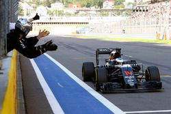 McLaren team members congratulate Fernando Alonso, McLaren MP4-31 on his sixth place finish