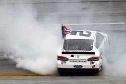 Le vainqueur Brad Keselowski, Team Penske Ford