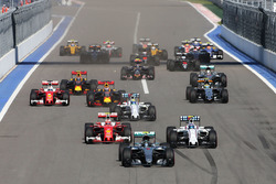 Nico Rosberg, Mercedes AMG F1 Team W07 leads at the start of the race