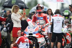 Andrea Dovizioso, Ducati Team con hermosa chica de la parrilla