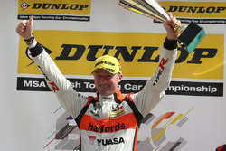 Podium: race winner Gordon Shedden, Halfords Yuasa Racing