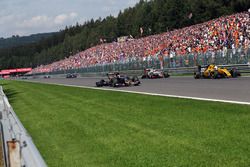 Kevin Magnussen, Renault Sport F1 Team RS16 as Carlos Sainz Jr., Scuderia Toro Rosso STR11 suffers a puncture