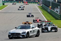 Nico Rosberg, híbrido de Mercedes AMG F1 W07 conduce detrás del coche de seguridad FIA