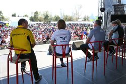 Frederic Vasseur, Renault Sport F1 Team Racing Director, Claire Williams, Williams Deputy Team Princ