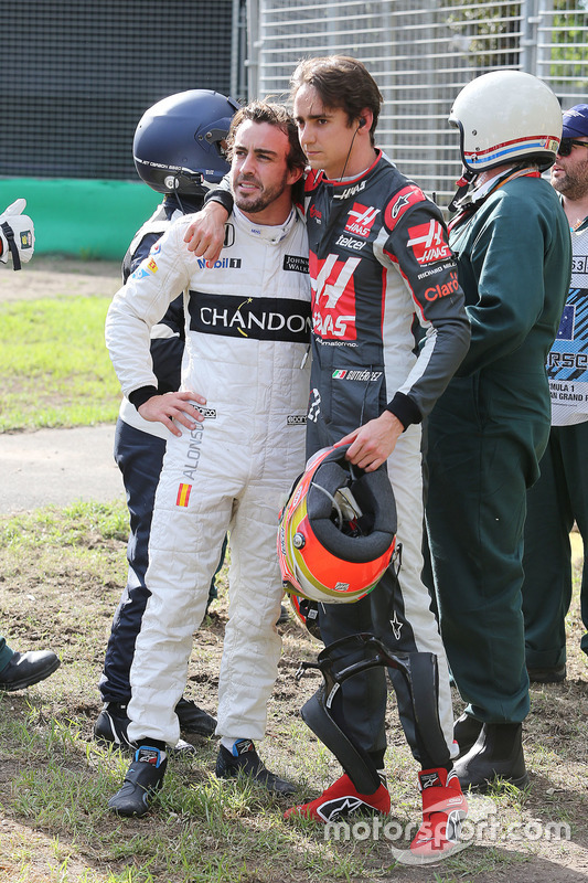 Fernando Alonso, McLaren with Esteban Gutierrez, Haas F1 Team after their race stopping crash