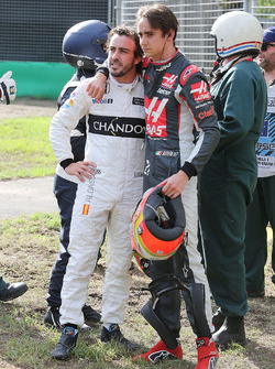 Fernando Alonso, McLaren met Esteban Gutierrez, Haas F1 Team na crash