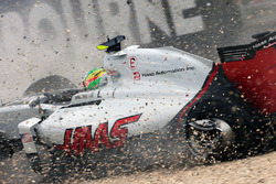Esteban Gutierrez, Haas F1 Team VF-16, crasht uit de race