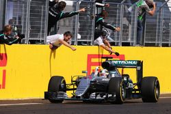 Ganador de la carrera Lewis Hamilton, Mercedes AMG F1 Team