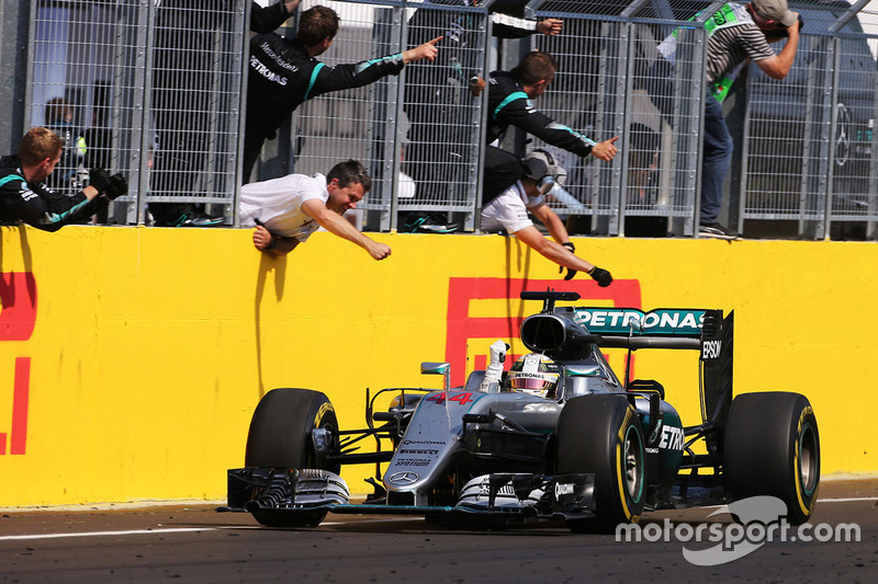 Ganador de la carrera Lewis Hamilton, Mercedes AMG F1 Team