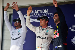 Le top 3 des qualifications dans le parc fermé : le second Lewis Hamilton, Mercedes AMG F1, le poleman Nico Rosberg, Mercedes AMG F1, le troisième Daniel Ricciardo, Red Bull Racing