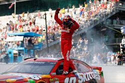 Race winner Kyle Busch, Joe Gibbs Racing Toyota