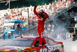 Le vainqueur Kyle Busch, Joe Gibbs Racing Toyota