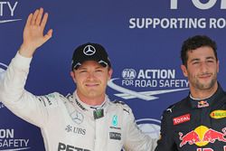 Ganador de la pole Nico Rosberg, Mercedes AMG F1 y el tercer lugar Daniel Ricciardo, Red Bull Racing