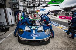 Pit stop for #66 Ford Chip Ganassi Racing Ford GT: Olivier Pla, Stefan Mücke, Billy Johnson