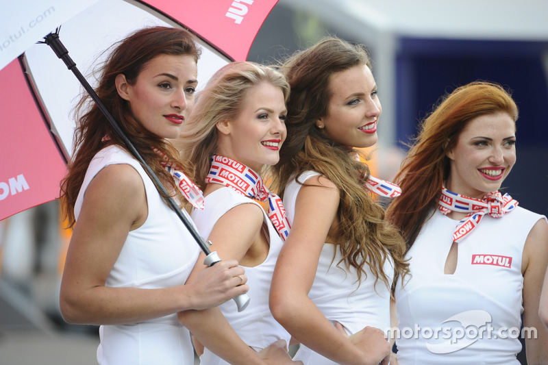 Hermosas chicas de la parrilla