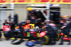 Daniel Ricciardo, Red Bull Racing RB12 makes a pit stop