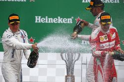 Valtteri Bottas, Williams Martini Racing FW38 and Sebastian Vettel, Scuderia Ferrari SF16-H