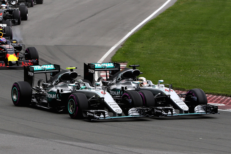 Contact entre Lewis Hamilton, Mercedes AMG F1 W07 Hybrid, et Nico Rosberg, Mercedes AMG F1 W07 Hybrid, au premier virage