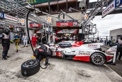 Pit stop and last driver change for #5 Toyota Racing Toyota TS050 Hybrid: Anthony Davidson, Sébastien Buemi, Kazuki Nakajima