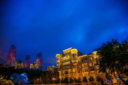 Baku gece atmosferi, Alev Kuleleri ve eski şehir