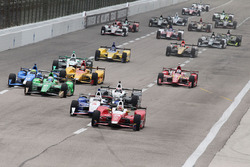 Start: Carlos Munoz, Andretti Autosport Honda leads the field