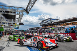 Traffic jam on pitlane before the practice session starts