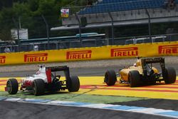 Romain Grosjean, Haas F1 Team VF-16 and Kevin Magnussen, Renault Sport F1 Team RS16 battle for position