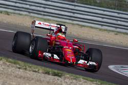 Естебан Гутьєррес, Ferrari, тестує шини Pirelli зразку 2017 року