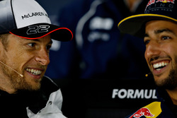 Daniel Ricciardo, Red Bull Racing et Jenson Button, McLaren discutent lors de la conférence de presse de la FIA