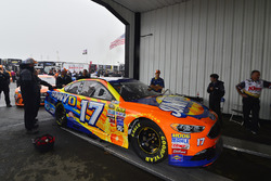 The car of Ricky Stenhouse Jr., Roush Fenway Racing, Ford, im Regen