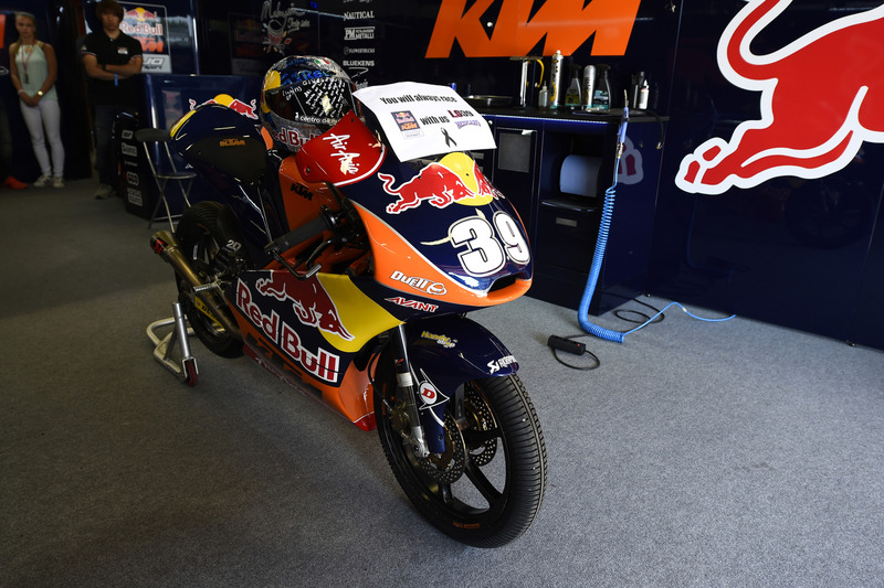 Garaje de Red Bull KTM con la moto de Luis Salom