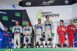 Podium GTE PRO : les vainqueurs #67 Ford Chip Ganassi Racing Team UK Ford GT: Andy Priaulx, Harry Tincknell, les deuxièmes, #66 Ford Chip Ganassi Racing Team UK Ford GT: Olivier Pla, Stefan Mücke, les troisièmes, #51 AF Corse Ferrari 488 GTE: Gianmaria Bruni, James Calado