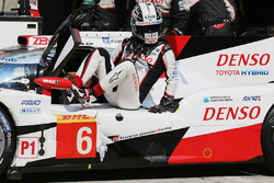 #6 Toyota Racing Toyota TS050 Hybrid: Kamui Kobayashi in the pits