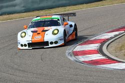 #86 Gulf Racing Porsche 911 RSR: Michael Wainwright, Adam Carroll, Ben Barker