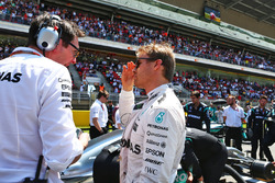 (L to R): Andrew Shovlin, Mercedes AMG F1 Engineer with Nico Rosberg, Mercedes AMG F1 on the grid
