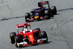 Sebastian Vettel, Ferrari SF16-H ahead of Daniil Kvyat, Scuderia Toro Rosso STR11