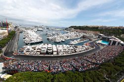 Una vista panorámica de Mónaco con Fernando Alonso, McLaren MP4-31