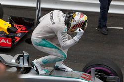 Yarış galibi Lewis Hamilton, Mercedes AMG F1 W07 Hybrid, parc ferme