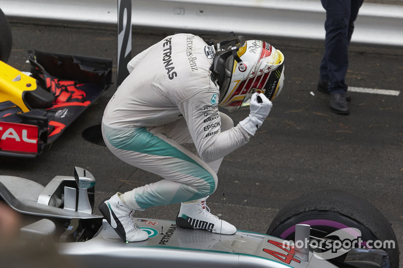 Le vainqueur Lewis Hamilton, Mercedes AMG F1 W07 Hybrid fête la victoire dans le parc fermé
