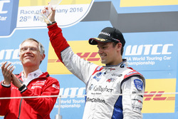 Подиум первой гонки: третье место - Том Чилтон, Sébastien Loeb Racing, Citroën C-Elysée WTCC