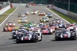 Start: #1 Porsche Team Porsche 919 Hybrid: Timo Bernhard, Mark Webber, Brendon Hartley memimpin