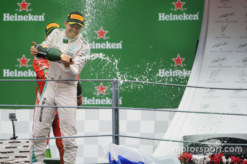 Ganador, Nico Rosberg, Mercedes AMG F1 celebra en el podium