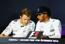 (Da sx a dx): Nico Rosberg, Mercedes AMG F1 e il compagno di squadra Lewis Hamilton, Mercedes AMG F1