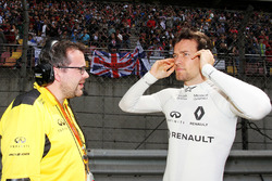 Jolyon Palmer, Renault Sport F1 Team with Julien Simon-Chautemps, Renault Sport F1 Team Race Engineer on the grid