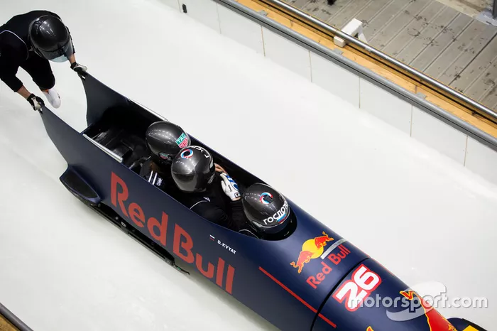 Daniil Kvyat participa de evento com equipe russa de bobsled