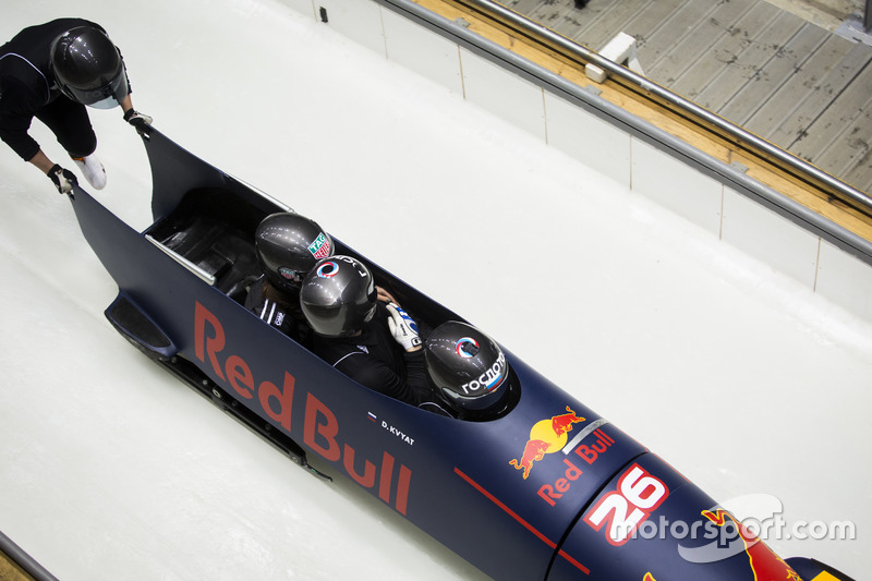 Daniil Kvyat participa de evento com equipe russa de bobsled