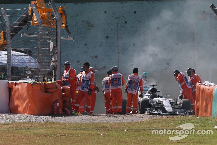 Lewis Hamilton, Mercedes AMG F1 W07 Hybrid truena su motor y se retira de la carrera