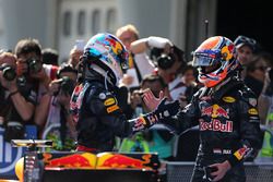 Segundo lugar Max Verstappen, Red Bull Racing y ganador de la carrera Daniel Ricciardo, Red Bull Rac